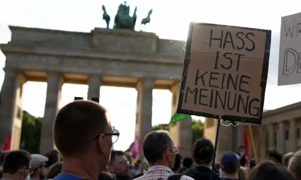 Τρέμουν οι πολιτικοί στη Γερμανία: Οι επιθέσεις και εκφοβισμοί είναι πλέον καθημερινό φαινόμενο- «Ας μην περιμένουμε το μοιραίο…»